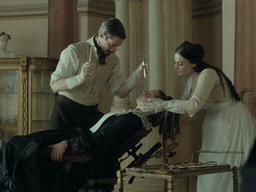 La protagonista, Elvira, se somete a procedimientos extremos para transformar su cuerpo, mostrando cómo la búsqueda de aceptación puede volverse una forma de violencia