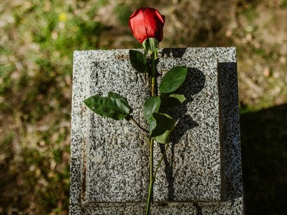 Pessoa deixa flor em lápide. A cada oportunidade que se toca nesse tema da morte, assunto incomodativo para a maioria de nós, percebemos que tal assunto ficou registrado apenas em parte no nosso nível mental