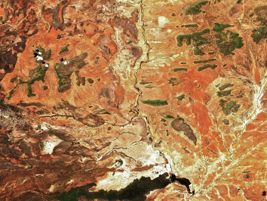 Negli ultimi anni, i rilevamenti attraverso sistemi di localizzazione come immagini satellitari, droni e GPS hanno avuto un ruolo cruciale nell’individuazione di fosse comuni nei conflitti in diverse parti del mondo