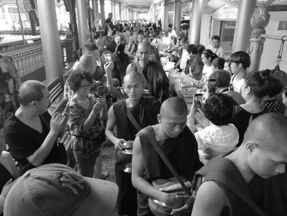 Bago,- Kha Khat Wain Kyaung Monastery, il  pranzo dei monaci, rituale che richiama molti turisti asiatici di fede buddista