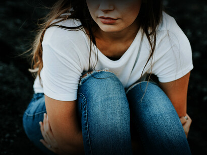 Mujer sentada observa el vacío en un acto de contemplación