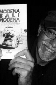 Giò Barbieri con in mano il libro Modena - Bali - Modena
