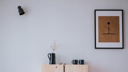 Le nostre case sono spesso colme di oggetti superflui, dai vestiti ai libri, che finiscono per occupare spazio senza essere mai utilizzati