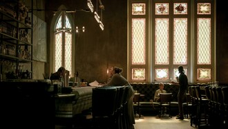 De repente, uma nuvem mais carregada começou a desfazer-se num aguaceiro intenso. A água a bater nas chapas dos carros estacionados, nos caixotes do lixo encostados ao muro, um tamborilar de chuva que se entranha nas varandas. Uma mulher de meia-idade passeava um cão que decidiu agachar-se e fazer cócó, a palavra a insinuar-se na mente como um acto de resistência contra o ridículo dos dejectos caninos. Talvez tenha usado esta expressão para ser mais gráfico e evitar o embaraço, ou simplesmente porque as palavras são uma verdade à espera de voz. A mulher tentava apressá-lo, olhava para o céu, resmungava baixinho, mas o bicho, indiferente ao aguaceiro, fazia cócó com toda a calma do mundo. Quando acabou, ela enfiou a mão num saquinho de plástico, recolheu os dejectos com um gesto rápido, quase mecânico, e foi-se embora, arrastando o cão pela trela molhada