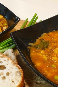 La ribollita, zuppa a base di pane raffermo, verdure e legumi, tipica della cucina toscana
