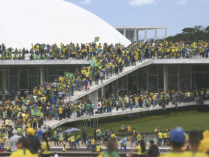 O que leva aquele que se diz patriota a destruir o patrimônio público? Na Esplanada dos Ministérios, Brasília, Brasil