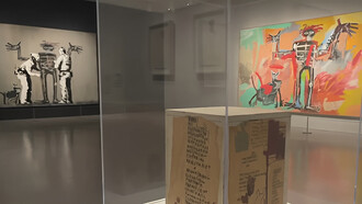 Sala principal de la exhibición "Basquiat x Banksy" en el Museo Hirshhorn, Washington DC, Estados Unidos