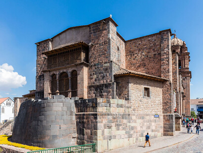 Aunque actualmente se aprecia desde el exterior, el Qoricancha sigue siendo un testimonio de la grandeza arquitectónica inca. Cusco, Perú
