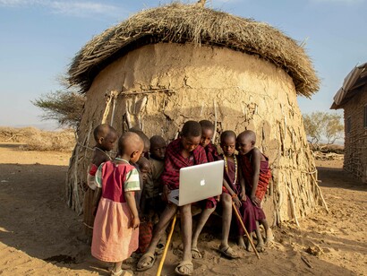Gruppi di bambini Masai con un computer portatile in Tanzania, Africa