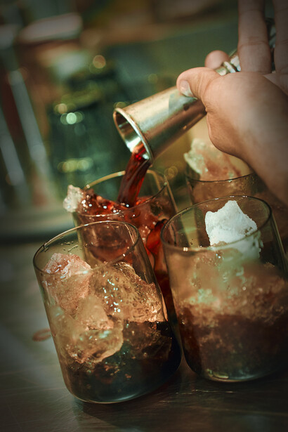 Dr. Stravinsky y sus espacios asociados funcionan como laboratorios creativos donde la fermentación, los destilados caseros y la puesta en escena amplifican la experiencia sensorial