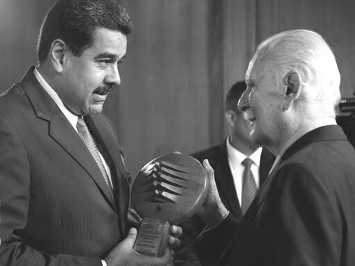 Nicolás Maduro entrega el Premio Nacional de Periodismo a José Vicente Rangel 