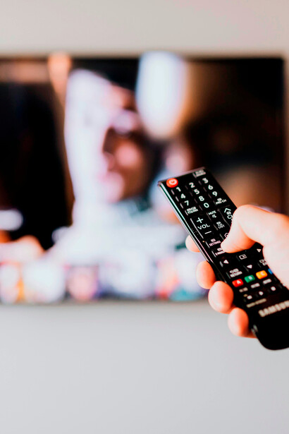 Passando canais.  em mais um dia de sol e de tédio, em rotundo esforço para pousar o comando da televisão e desenfiar as nádegas do sofá