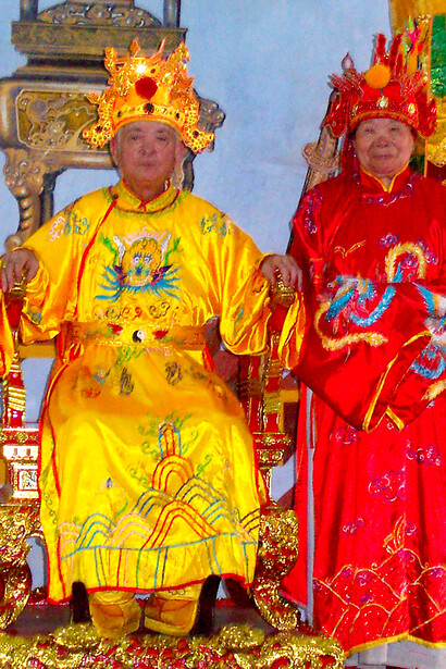 Madame Thị Mot VO et Monsieur Ky Hoa PHO, les parents de Kim Chi Pho. Le Prince Mogol croyait que les Chinoises, à cause de leurs pieds minuscules, étaient inaptes à la marche ou aux grandes chevauchées, dans l’immensité du désert mongolien