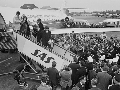 I Beatles arrivano negli USA, al Kennedy Airport il 7 febbraio 1964, nel clamore dei fan 