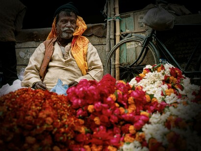 Venditore di fiori tra le strade di Nuova Dehli, India