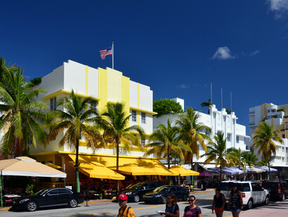 Los hoteles Carlyle y Leslie, de estilo Art Déco, en Ocean Drive, Miami Beach, Florida, EE. UU.
