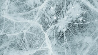Uno studio pubblicato su Nature Geoscience ha risolto un quesito che impegnava la paleoclimatologia da oltre settant'anni, chiarendo perché la relazione tra isotopi dell'acqua e temperatura nelle carote di ghiaccio antartiche varia nello spazio e nel tempo