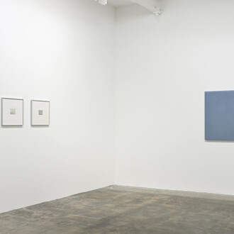 Ettore Spalletti et Dan Graham, vue de l'exposition. Avec l'aimable autorisation de la Galerie Marian Goodman