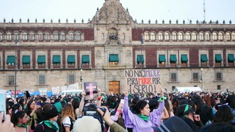 Manifestantes en una protesta contra el feminicidio en el Zócalo, al día siguiente del Día Internacional para la Eliminación de la Violencia contra la Mujer 2019. El cartel dice «No nací mujer para morir por serlo», Ciudad de México, México
