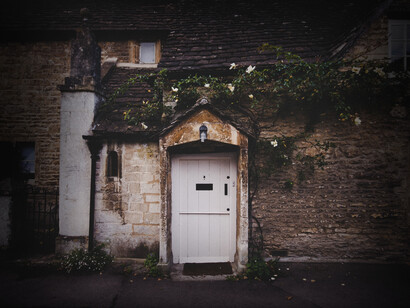 En la segunda puerta vivía un perro muy sociable que nunca ladraba