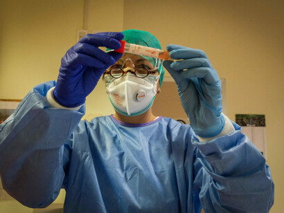 È sempre più evidente che questi eventi sarebbero stati in gran parte evitabili se fossero stati stabiliti percorsi ospedalieri/diagnostici specifici e se gli operatori sanitari fossero stati adeguatamente informati e dotati di dispositivi di protezione sufficienti
