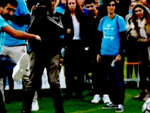 El exfutbolista Raúl lanza un penalti por una buena causa