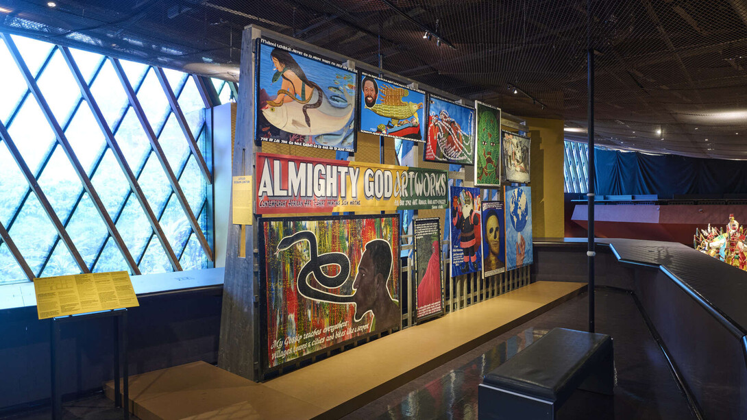 Kwame Akoto, Almighty God art works, vista de exhibición. Cortesía del Musée du Quai Branly