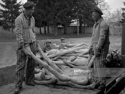 Dois prisioneiros removendo um cadáver no campo de concentração de Dachau, Alemanha