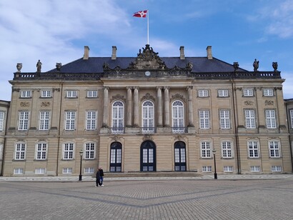 Il Castello di Amalienborg è la residenza invernale della famiglia reale danese ed è celebre per la sua piazza ottagonale con la guardia reale. Copenaghen, Danimarca