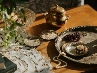 Decoração de mesa feira com pérolas. As pérolas têm sido valorizadas desde os tempos antigos, com registros de seu uso que remontam a civilizações como a Egípcia e a Romana