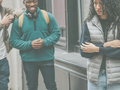 Catcalling. Il catcalling si riferisce originariamente al ‘verso che i gatti fanno di notte', poi si evolve e il significato è grido, lamento, fino ai tempi moderni, quando ci riferiamo agli apprezzamenti maschili, ai fischi rivolti a una bella ragazza per intenderci