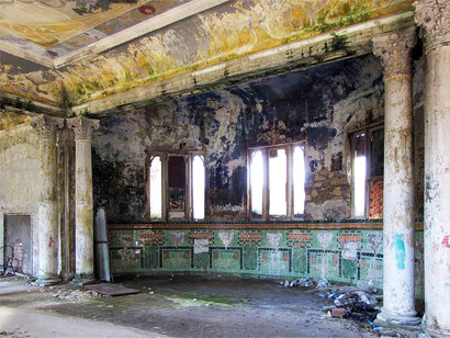 Lo stato di degrado delle Terme del Corallo