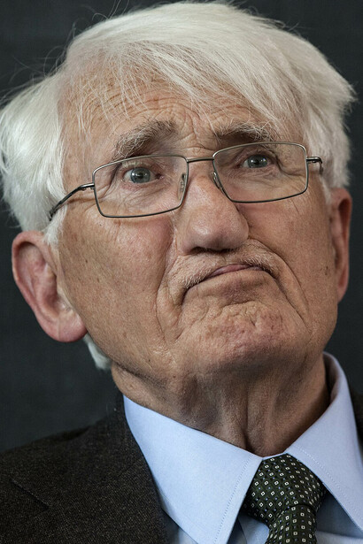 Jürgen Habermas encarna una tensión permanente entre el impulso transformador de la filosofía y su institucionalización en marcos académicos y políticos consolidados