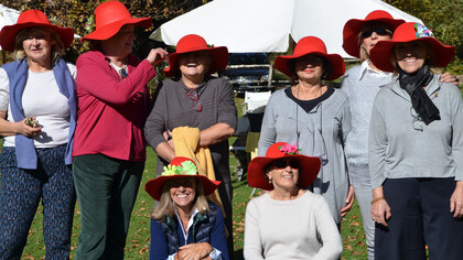 Jenny insieme alle sue "amiche preziose" durante una gita in Val d'Intelvi, Como, Italia (foto di Elisabetta Cantù Berzio)