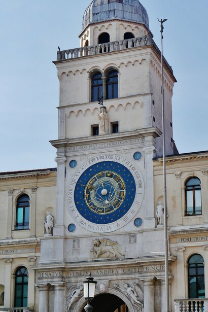 Detalhe de um relógio astronômico ornamentado, onde símbolos celestes se unem à arquitetura histórica. A imagem remete às origens da astrologia, quando astronomia, filosofia e religião ainda compartilhavam uma mesma visão de mundo