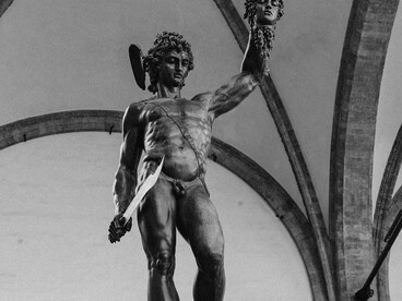 A cabeça de Medusa degolada e exposta por Perseu, eternizada na tradição artística como imagem de horror e poder, revela a dimensão simbólica da decapitação: não apenas eliminar o inimigo, mas transformá-lo em emblema — um aviso petrificado de que o poder pode ser absoluto e a violência, espetáculo