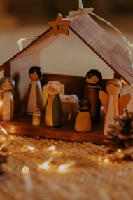 O que falar da importância do Natal, e sobretudo iluminado, senão o quentinho da casa, família e um brilho que chega em todos os lugares e corações por menor demonstração aparente. Natal tem uma potência tão diferenciada que supera a passagem do ano. É com o Natal que esperamos a família de braços abertos por mais diferenças que existam, é quase um tempo de perdão para qualquer mazela, que certamente continuará existindo, mas não nesse tempo em que as luzes são mais claras que qualquer sombra