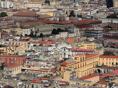 Tra i vicoli stretti dei Quartieri Spagnoli e il fascino del lungomare di Via Caracciolo, Napoli offre un'esperienza autentica fatta di sapori, tradizioni e calore umano. Campania, Italia