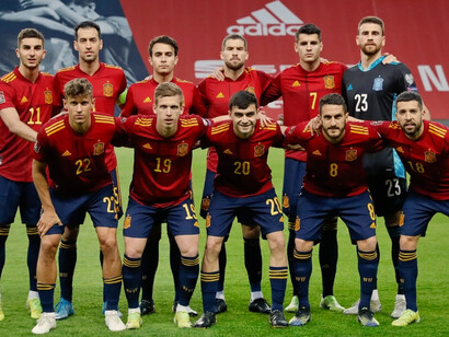 Selección de fútbol española fotografiada antes de un partido
