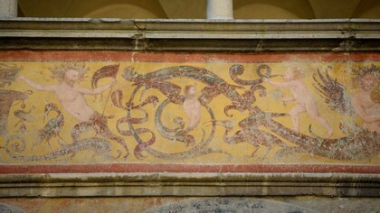 Palazzo Besta, Teglio, Italia. Gli affreschi rinascimentali sui muri del cortile interno del palazzo