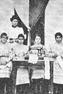 Clase de costura en la Escuela Práctica de Señoritas "Estrada Cabrera", 1907