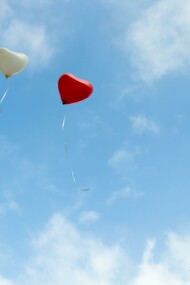 Se è vero che bisogna saper stare bene da soli, è pur vero che quando incontri l’amore, anche se puoi camminare da solo, vuoi che chi incarna l’amore cammini con te