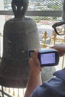 Foto cortesía de José Segura Garita. Espectrometría de rayos X, aplicada a la Campana "Consesion" en la iglesia del Carmen, Heredia, 2025, Costa Rica