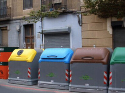 Meto los restos orgánicos en el cubo marrón, los plásticos en el amarillo y el papel en el azul; guardo el cristal en el cubo verde... Ayuntamiento de Barcelona: estrategia de residuos cero y contenedores juntos y accesibles. Barcelona, España