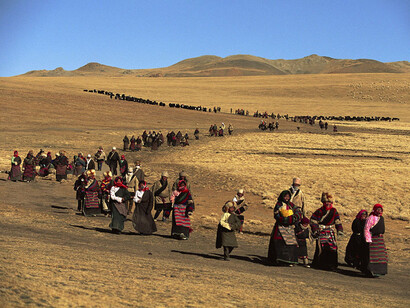 Kazuyoshi Nomachi, Tibet,
Durante la celebrazione del Lhabab Duchen, i pellegrini camminano intorno a una collina sulla quale si erge uno stupa,
Tibet, Cina 1991 © Kazuyoshi Nomachi
