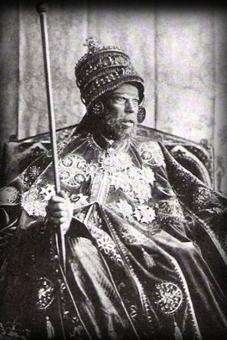 Il Negus Menelik II guidò con intelligenza diplomatica e forza militare la difesa dell’Etiopia contro l’espansionismo italiano, ritratto di Menelik II con i regalia