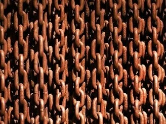 Correntes alinhadas. Os estabelecimentos penitenciários devem rever a sua forma de trabalhar, e os regulamentos internos sobre a postura do recluso e de seus agentes penitenciários 