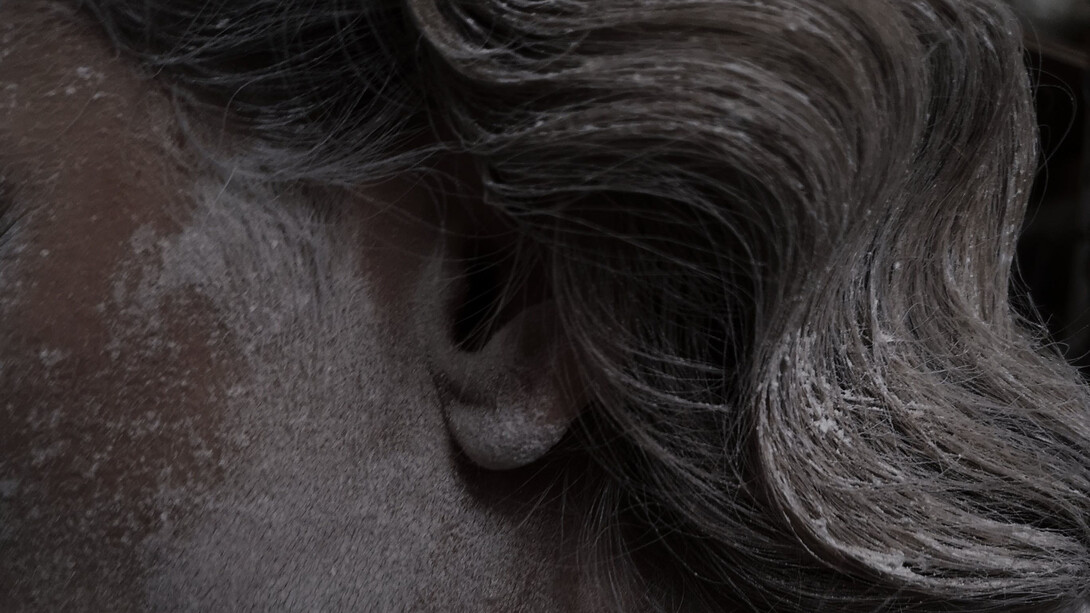 Passagem do tempo vista na pele e tonalidade dos cabelos