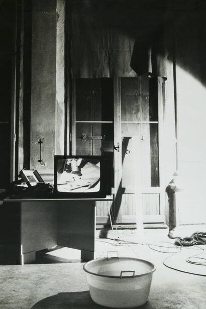 La televisione, la finestra e l'acqua sono tre specchi, 1979, fotografia in bianco e nero su carta, 104,8x73,5 cm.