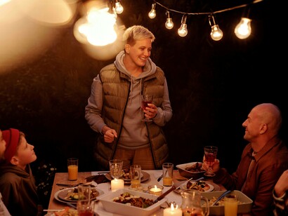 A comida é uma forma de arte que envolve todos os sentidos: não apenas visão e audição, mas também paladar, olfato, tato, além da percepção de textura. O alimento, portanto, no cinema, também pode auxiliar na sensorialidade de uma obra